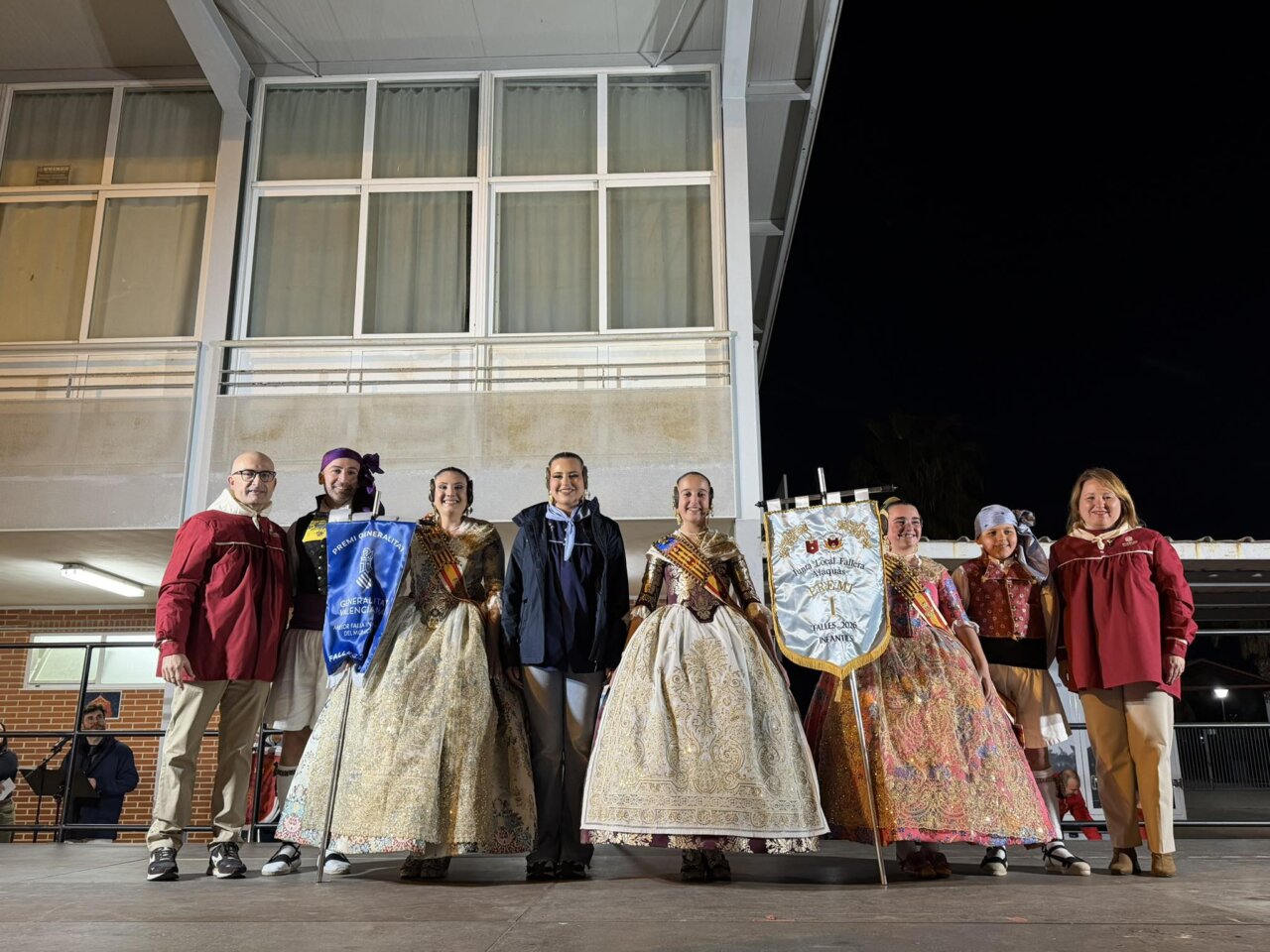 Grupo de personas en trajes tradicionales en evento de Fallas