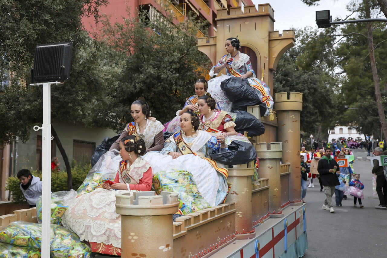 Cabalgata de las Fallas en Godella con participantes en trajes tradicionales