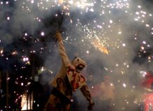 Aprovat el calendari laboral i festiu de la Comunitat Valenciana per al 2027 Persona con traje tradicional en la fiesta de Tavernes Blanques