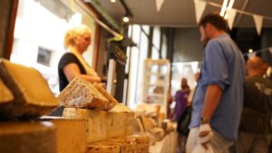 Vendedores y visitantes en la Fiesta del Queso en Valencia