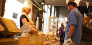 Vendedores y visitantes en la Fiesta del Queso en Valencia