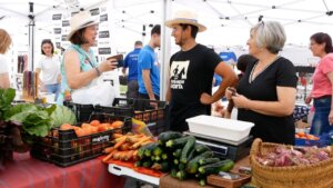 Expositors en la fira de Foios amb productes frescos y locales.