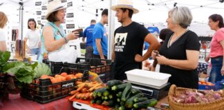 Expositors en la fira de Foios amb productes frescos y locales.