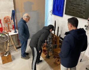 Visita al taller del escultor Paco Corell en Foios