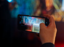 Forja irrumpe en Manises con una propuesta gastronómica que combina brasa, negocio y ocio Persona tomando foto de la propuesta gastronómica de Forja en Manises