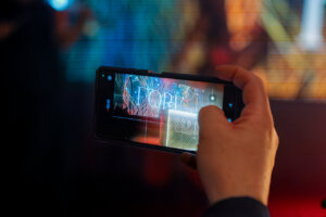 Persona tomando foto de la propuesta gastronómica de Forja en Manises