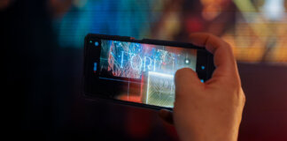 Persona tomando foto de la propuesta gastronómica de Forja en Manises