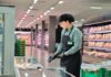Mercadona elige Puçol para el despliegue de su nuevo modelo de servicio al cliente Empleado de Mercadona trabajando en la sección de alimentos