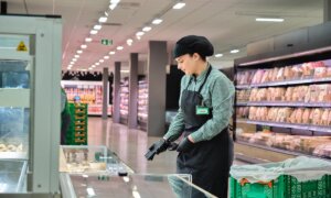 Empleado de Mercadona trabajando en la sección de alimentos