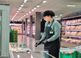Mercadona elige Puçol para el despliegue de su nuevo modelo de servicio al cliente Empleado de Mercadona trabajando en la sección de alimentos