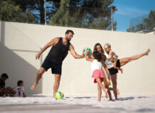Aspresso K7 despide las Fallas con deporte: torneo de pádel abierto y masterclass de voley para niños Familia jugando en la playa con balón en un evento deportivo