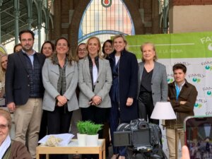 Grupo de personas en el evento Family Home en el Mercado de Colón