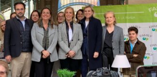 Grupo de personas en el evento Family Home en el Mercado de Colón