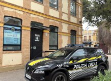 Vehículo de la Policía Local de Massanassa frente a la comisaría.