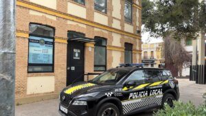 Vehículo de la Policía Local de Massanassa frente a la comisaría.