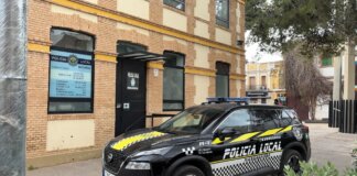 Vehículo de la Policía Local de Massanassa frente a la comisaría.