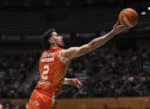 Jugador del Valencia Basket lanzando el balón durante un partido de Euroliga