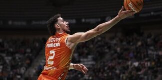 Jugador del Valencia Basket lanzando el balón durante un partido de Euroliga