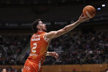 Jugador del Valencia Basket lanzando el balón durante un partido de Euroliga