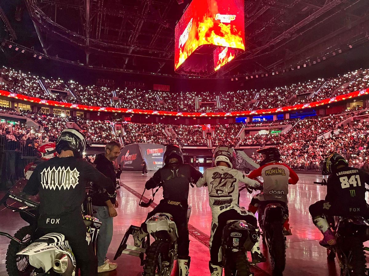Pilotos de motocross listos para el espectáculo en el Roig Arena