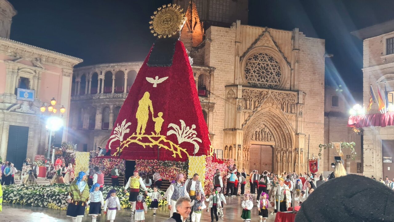 Manto de la Virgen de los Desamparados en la Ofrenda de Fallas 2026
