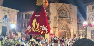 Manto de la Virgen de los Desamparados en la Ofrenda de Fallas 2026