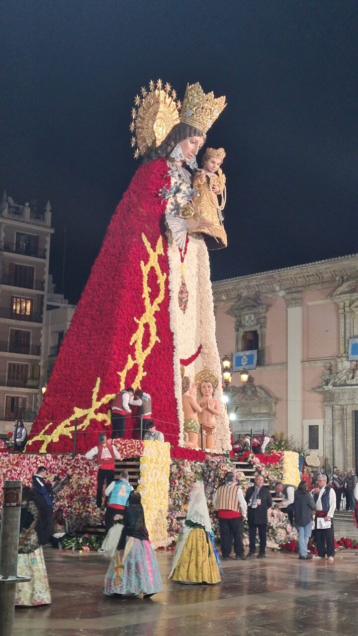 La Virgen de los Desamparados con manto floral en la Ofrenda de Fallas 2026