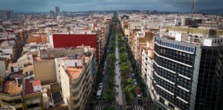 Vista aérea de la ciudad de Torrent con edificios y calles