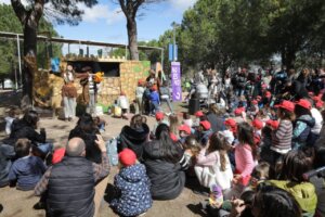 Espectáculo infantil al aire libre en Paterna con niños y marionetas