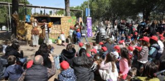 Espectáculo infantil al aire libre en Paterna con niños y marionetas