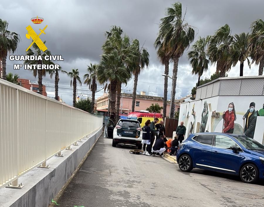 Guardias civiles realizan RCP a un hombre en Alfafar. Su rápida acción salvó una vida.