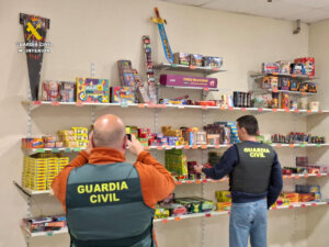 Agentes de la Guardia Civil revisando productos pirotécnicos en una tienda