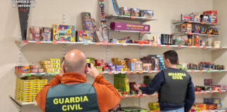 Agentes de la Guardia Civil revisando productos pirotécnicos en una tienda