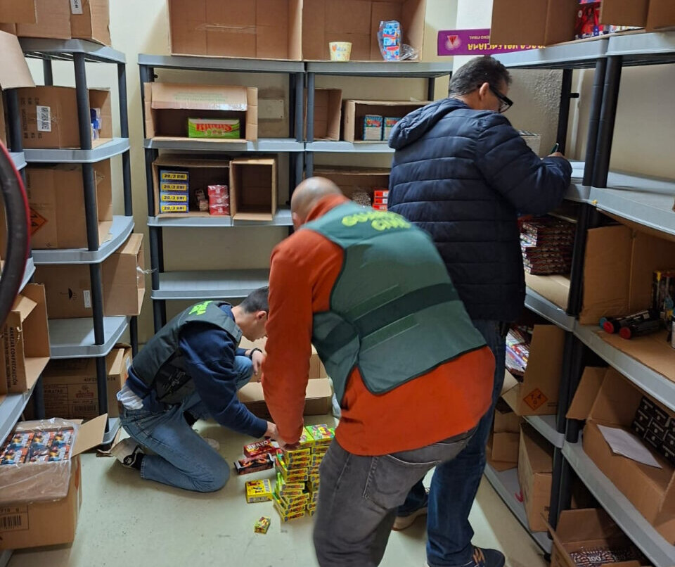 Agentes de la Guardia Civil revisando petardos en un almacén.