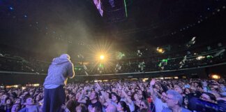 Multitud disfrutando de un concierto en el Roig Arena durante Heineken House 2026