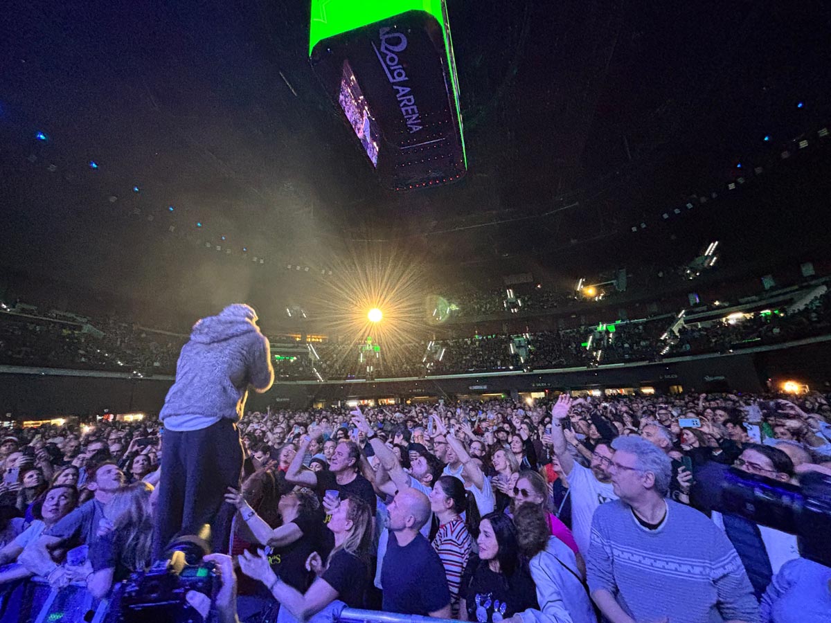 Multitud disfrutando de un concierto en el Roig Arena durante Heineken House 2026