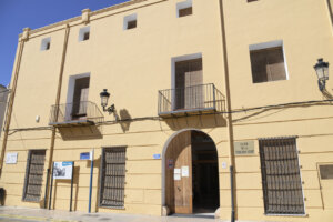 Fachada del hogar del jubilado en Paiporta con detalles arquitectónicos