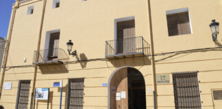 Fachada del hogar del jubilado en Paiporta con detalles arquitectónicos