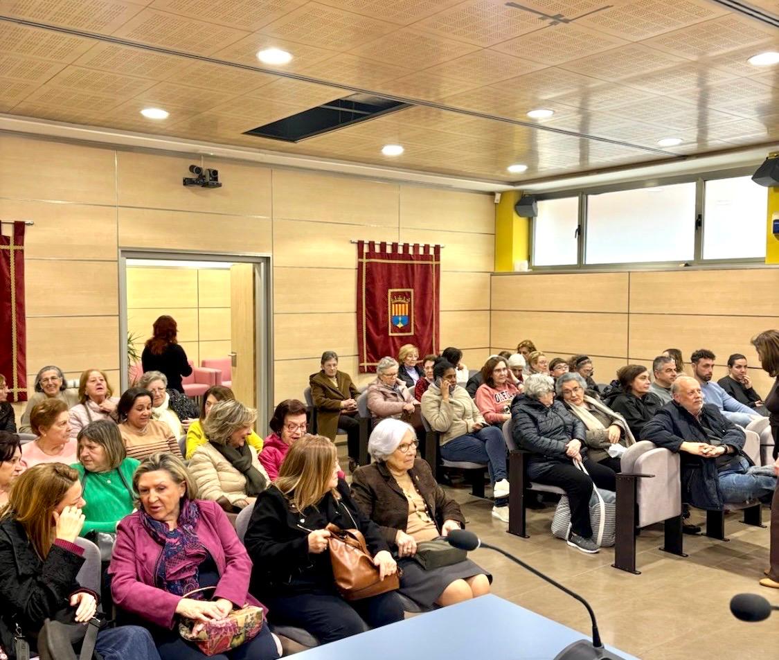 Acto homenaje a mujeres pioneras en el salón de plenos con asistentes