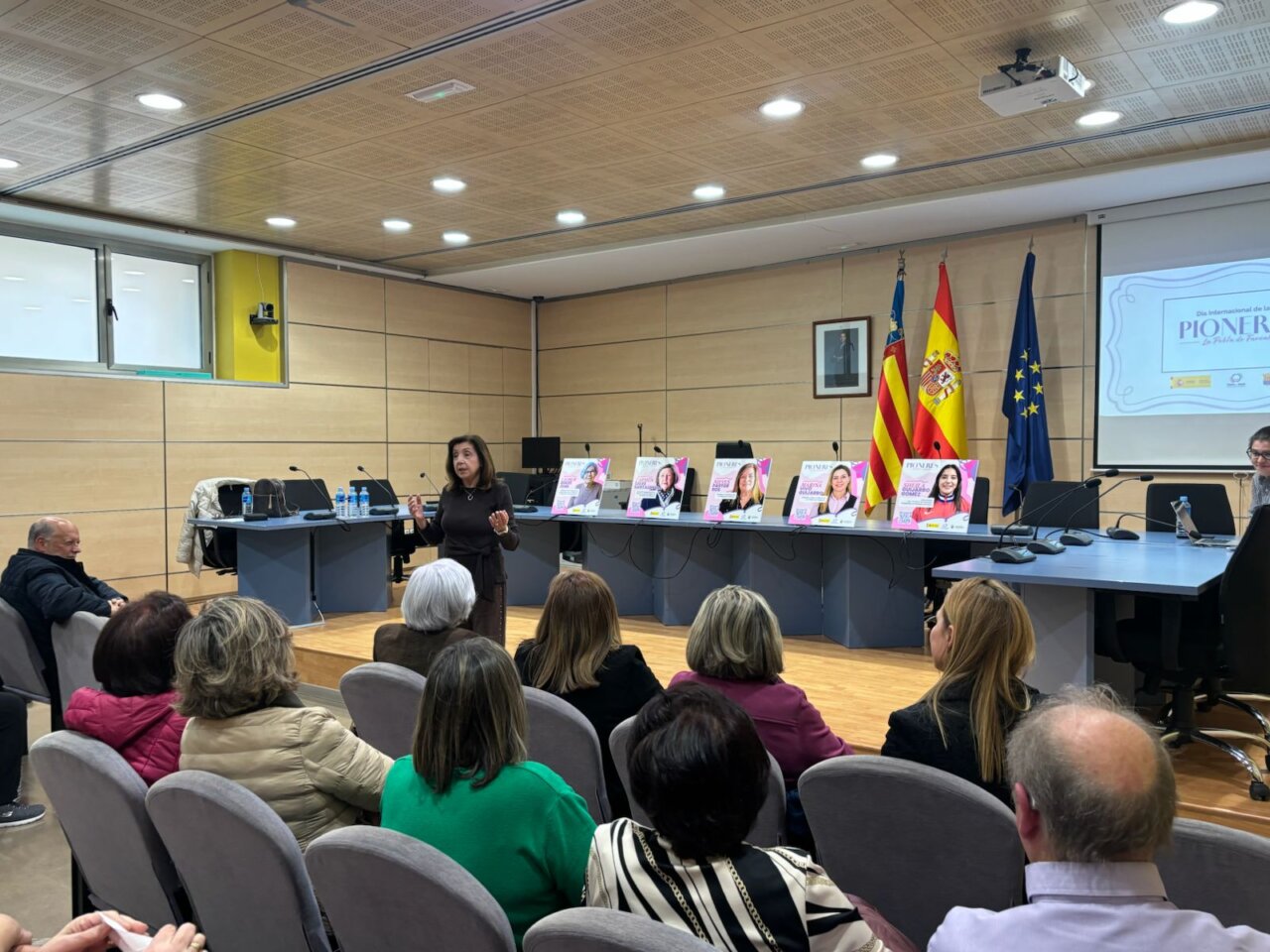Carmen Benlloch durante un acto de homenaje en un auditorio