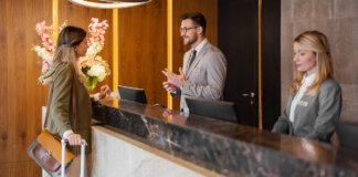 Recepción de hotel en Valencia con una mujer y dos empleados