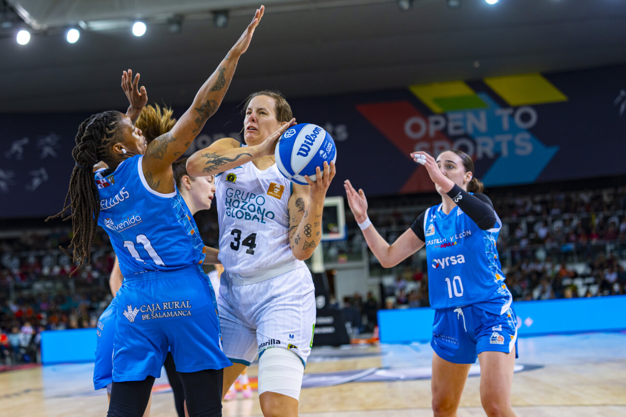 Jugadoras de baloncesto en acción durante la final de la Copa de la Reina