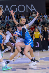 Jugadoras de baloncesto compiten en la final de la Copa de la Reina.