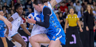 Jugadoras de baloncesto compiten en la final de la Copa de la Reina.