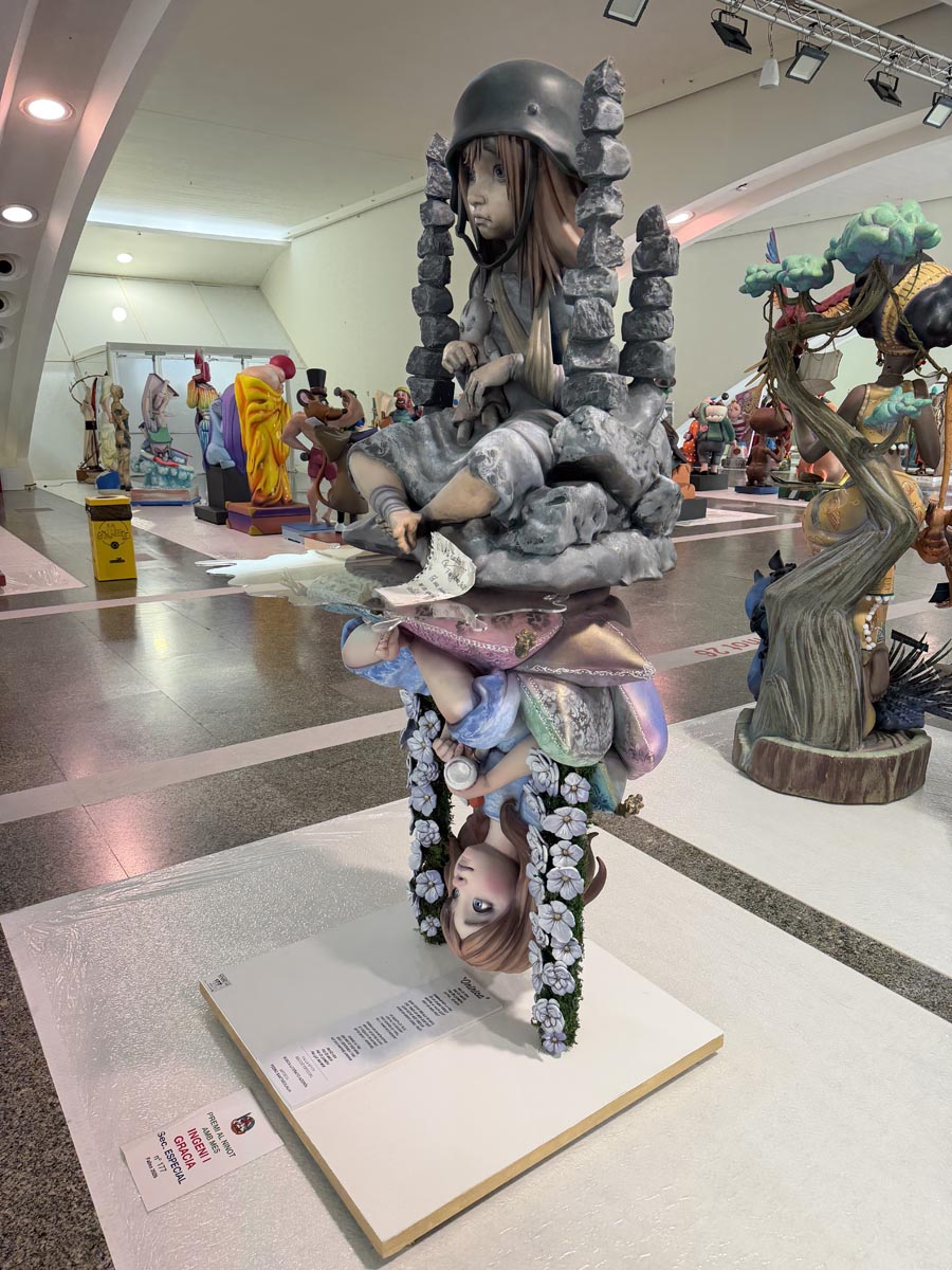 Escultura del ninot indultat 2026 en la Exposición del Ninot en Valencia