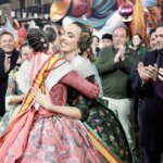 Dos mujeres en trajes tradicionales abrazándose durante las Fallas 2026.