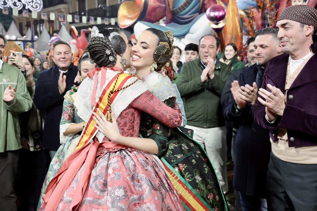Dos mujeres en trajes tradicionales abrazándose durante las Fallas 2026.