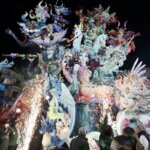 Fallas 2026 con figuras y fuegos artificiales en la celebración.