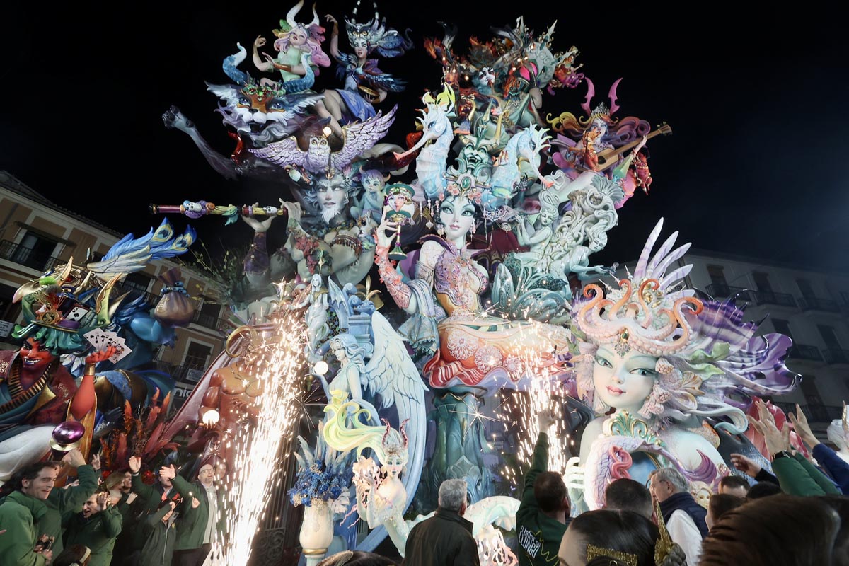 Fallas 2026 con figuras y fuegos artificiales en la celebración.