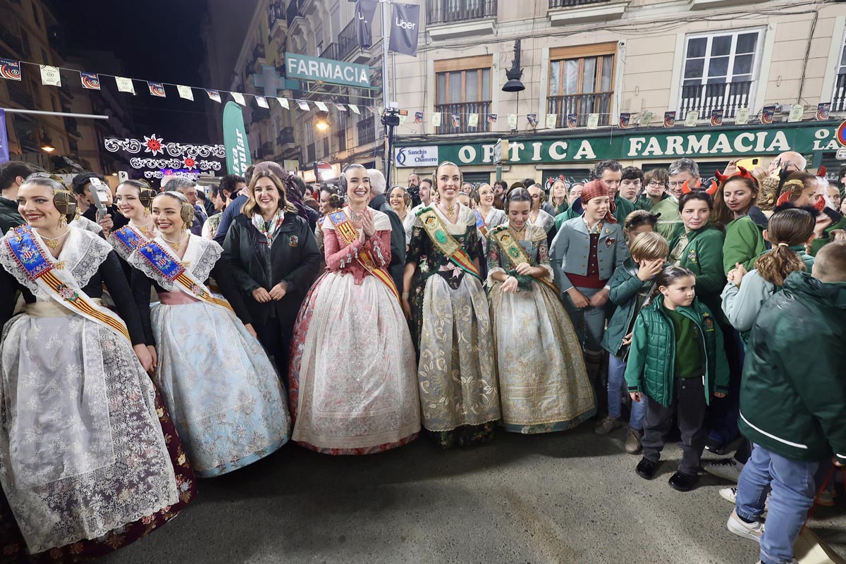 Celebración del triunfo de Convento Jerusalen en Fallas 2026 con participantes en trajes tradicionales.